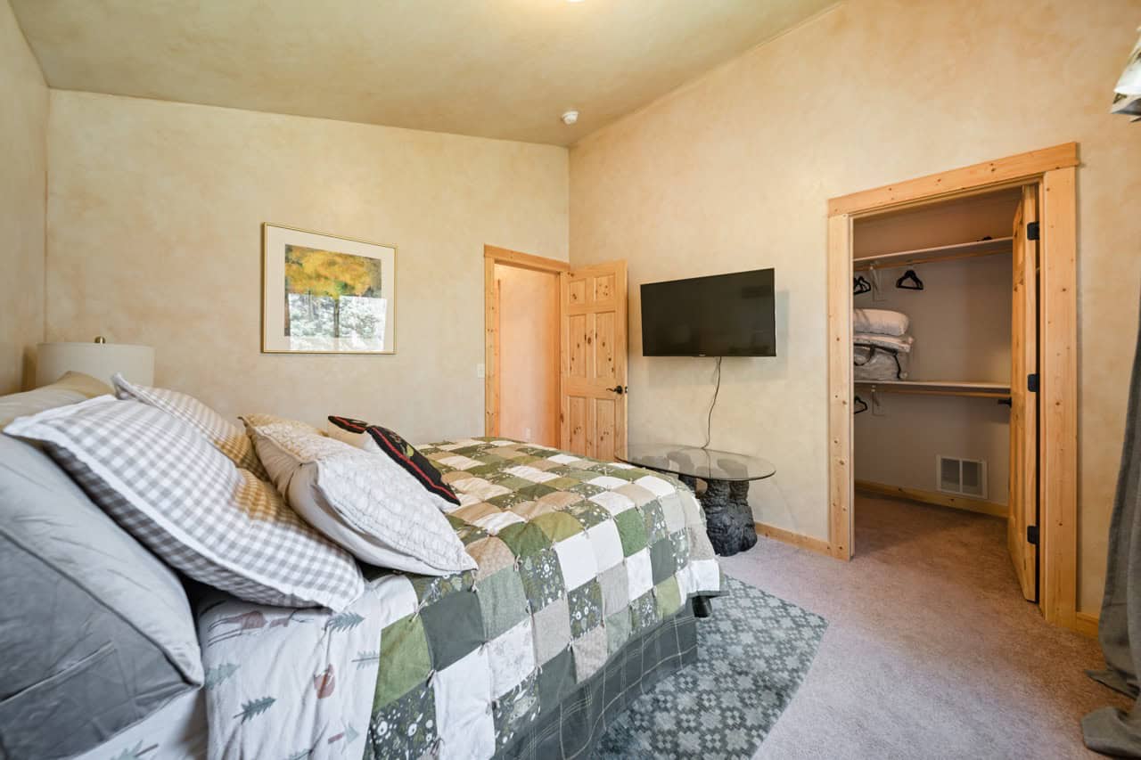 Cabin retreat in Mountains with Hiking, Hunting, and Fishing
