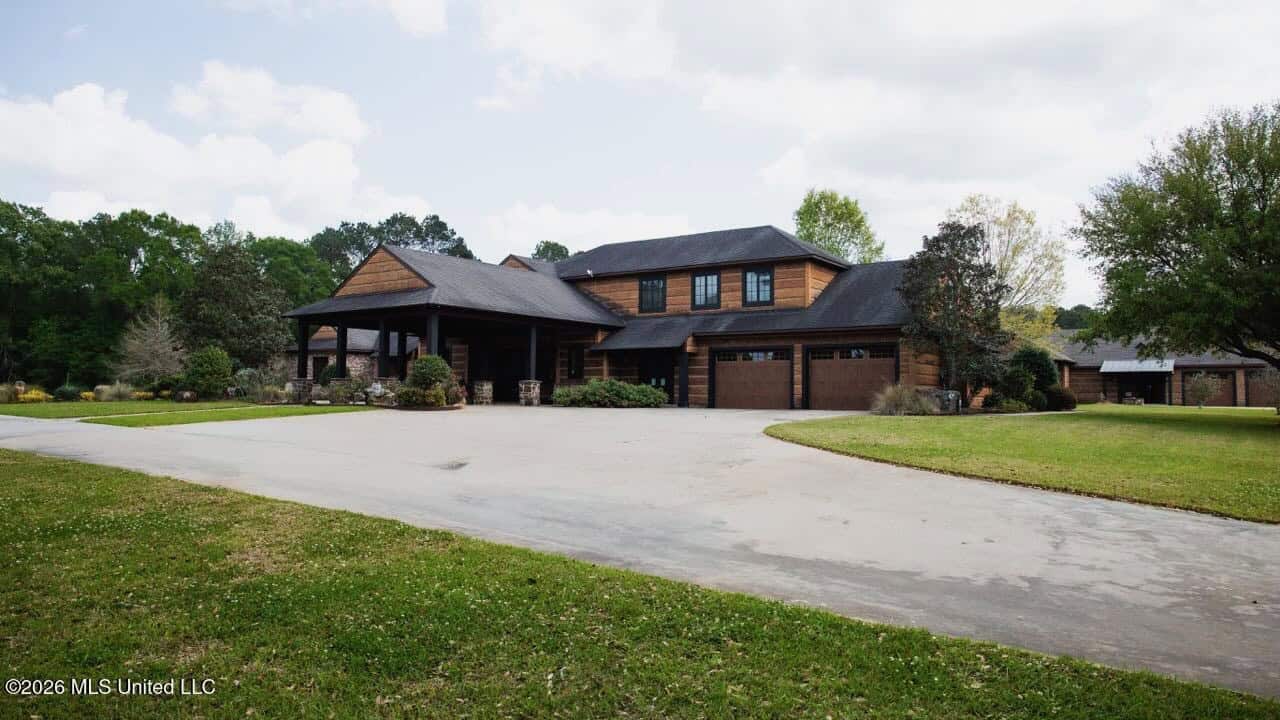 158± Acres with Custom Homes in Oakdale, Louisiana