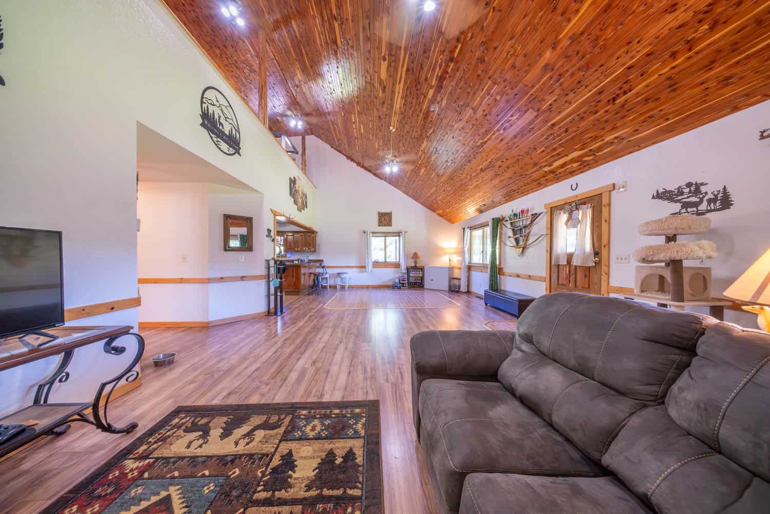 Rustic Ozarks Home on 27.5 Acres