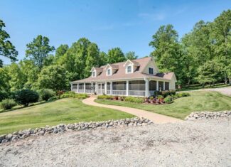 PRIVATE 394 ACRE TENNESSEE ESTATE WITH HOME, SHOP, CREEK, POND,TEARMING WITH WHITETAIL DEER AND TURKEY