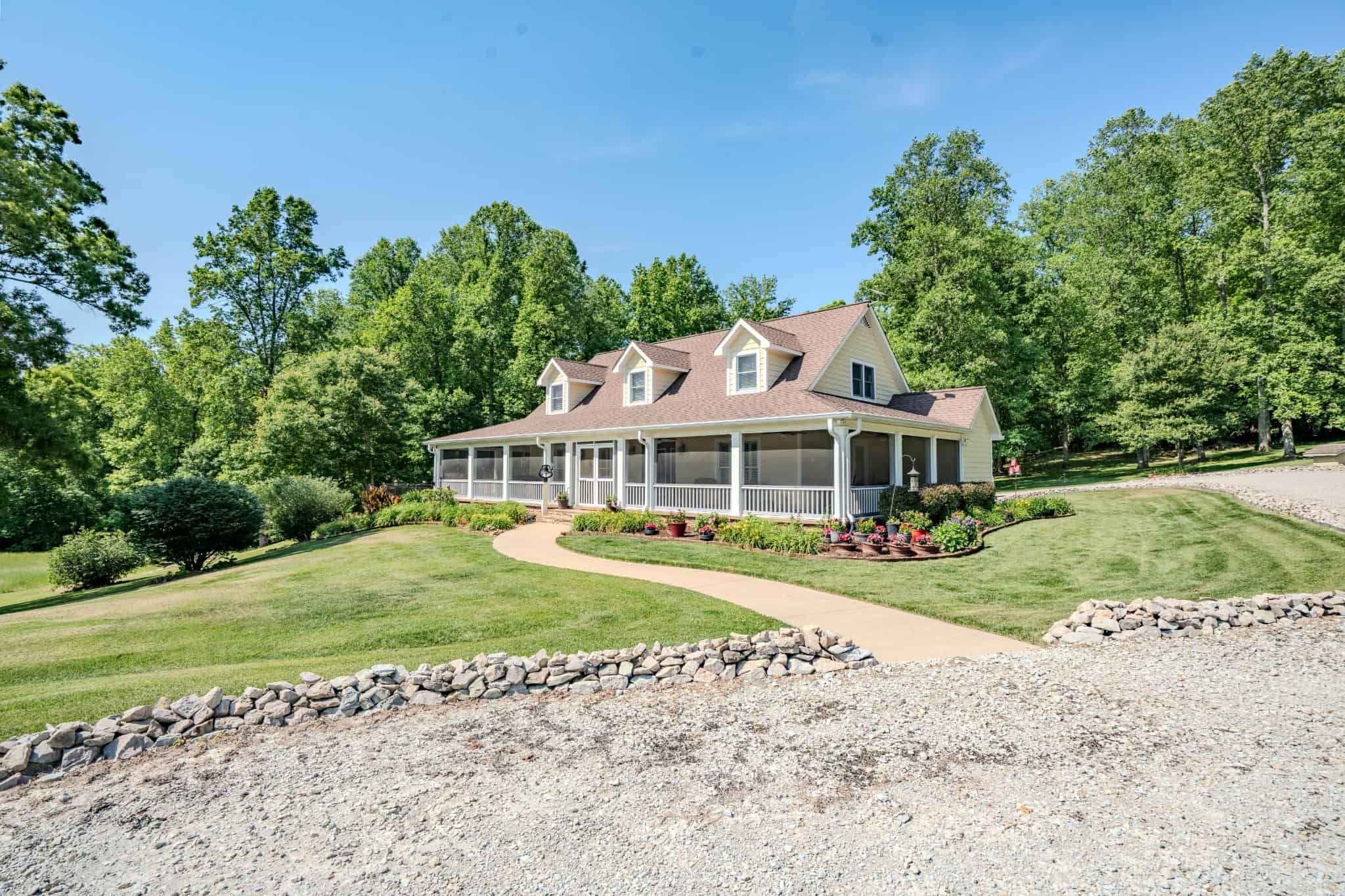 PRIVATE 394 ACRE TENNESSEE ESTATE WITH HOME, SHOP, CREEK, POND,TEARMING WITH WHITETAIL DEER AND TURKEY