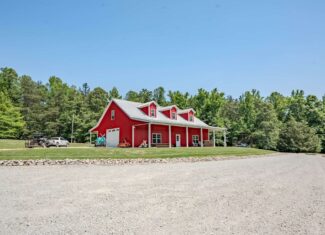 PRIVATE 394 ACRE TENNESSEE ESTATE WITH HOME, SHOP, CREEK, POND,TEARMING WITH WHITETAIL DEER AND TURKEY