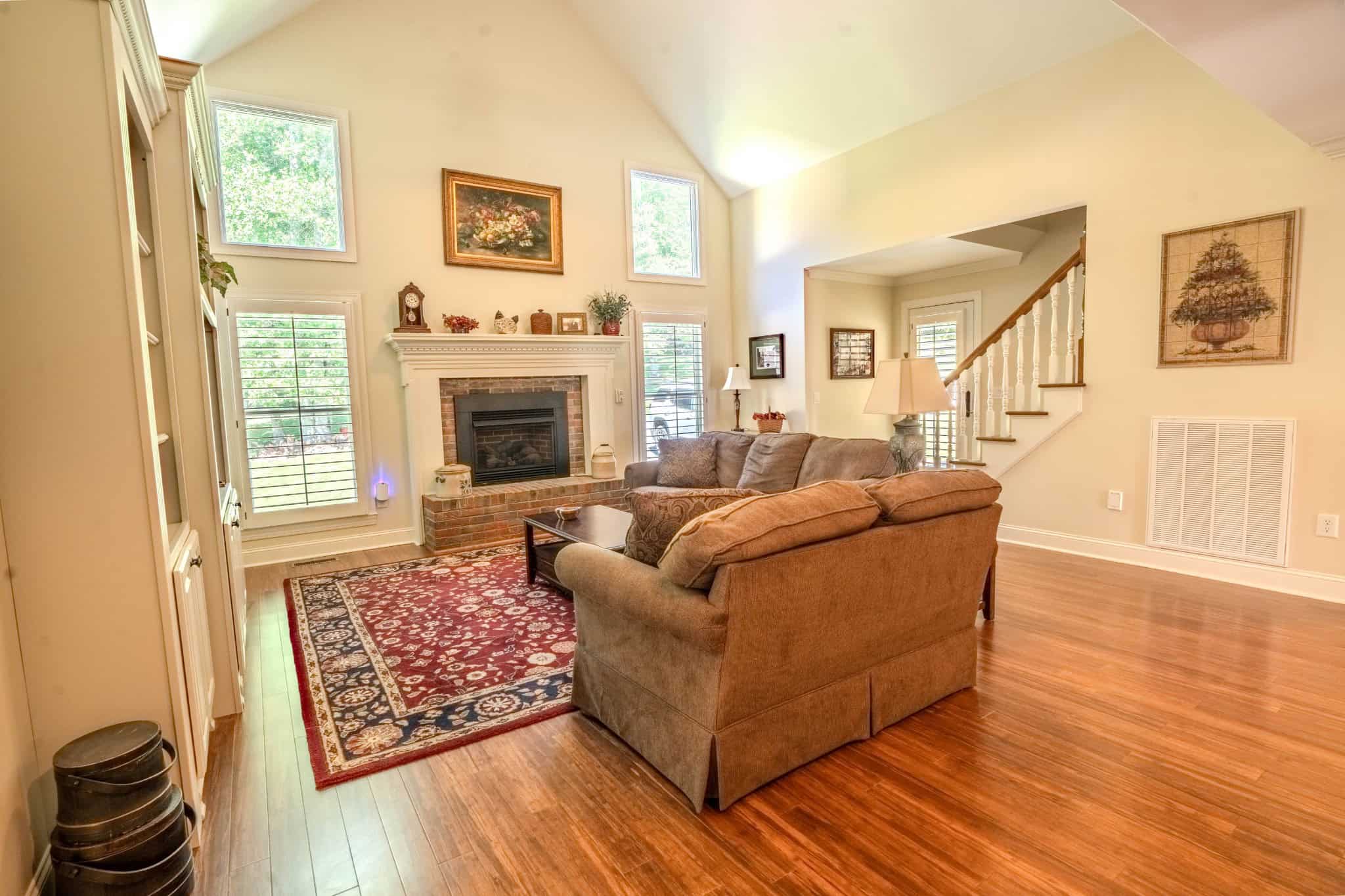 PRIVATE 394 ACRE TENNESSEE ESTATE WITH HOME, SHOP, CREEK, POND,TEARMING WITH WHITETAIL DEER AND TURKEY