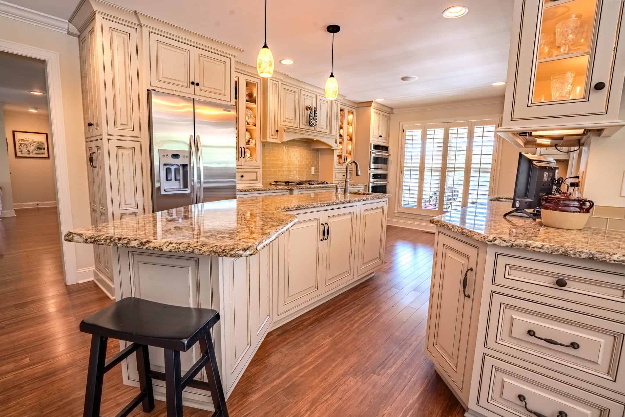 PRIVATE 394 ACRE TENNESSEE ESTATE WITH HOME, SHOP, CREEK, POND,TEARMING WITH WHITETAIL DEER AND TURKEY
