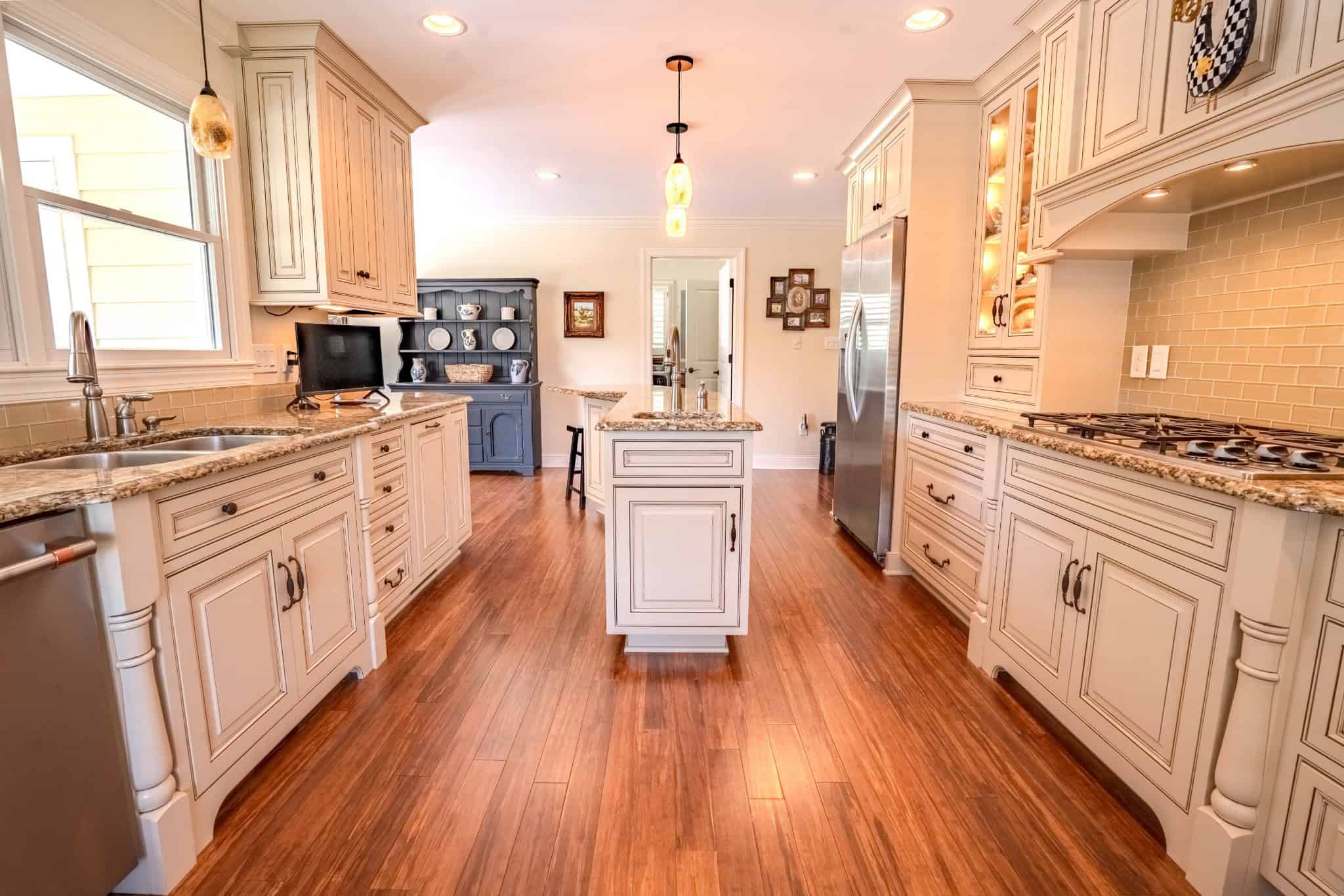PRIVATE 394 ACRE TENNESSEE ESTATE WITH HOME, SHOP, CREEK, POND,TEARMING WITH WHITETAIL DEER AND TURKEY