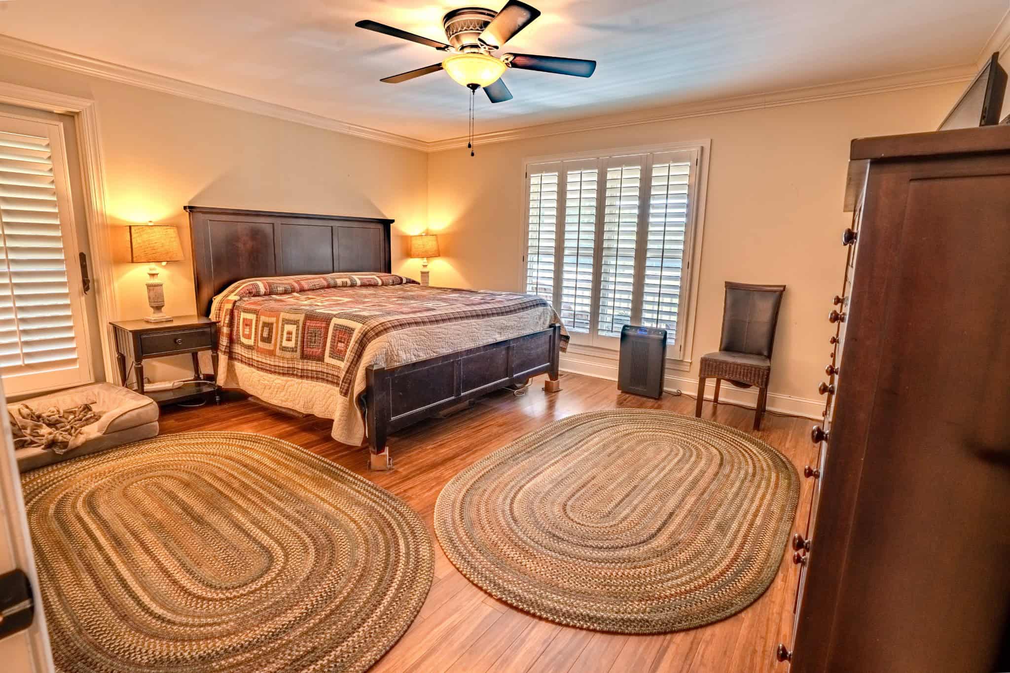 PRIVATE 394 ACRE TENNESSEE ESTATE WITH HOME, SHOP, CREEK, POND,TEARMING WITH WHITETAIL DEER AND TURKEY