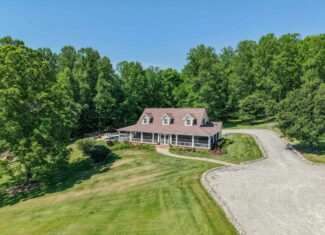 PRIVATE 394 ACRE TENNESSEE ESTATE WITH HOME, SHOP, CREEK, POND,TEARMING WITH WHITETAIL DEER AND TURKEY