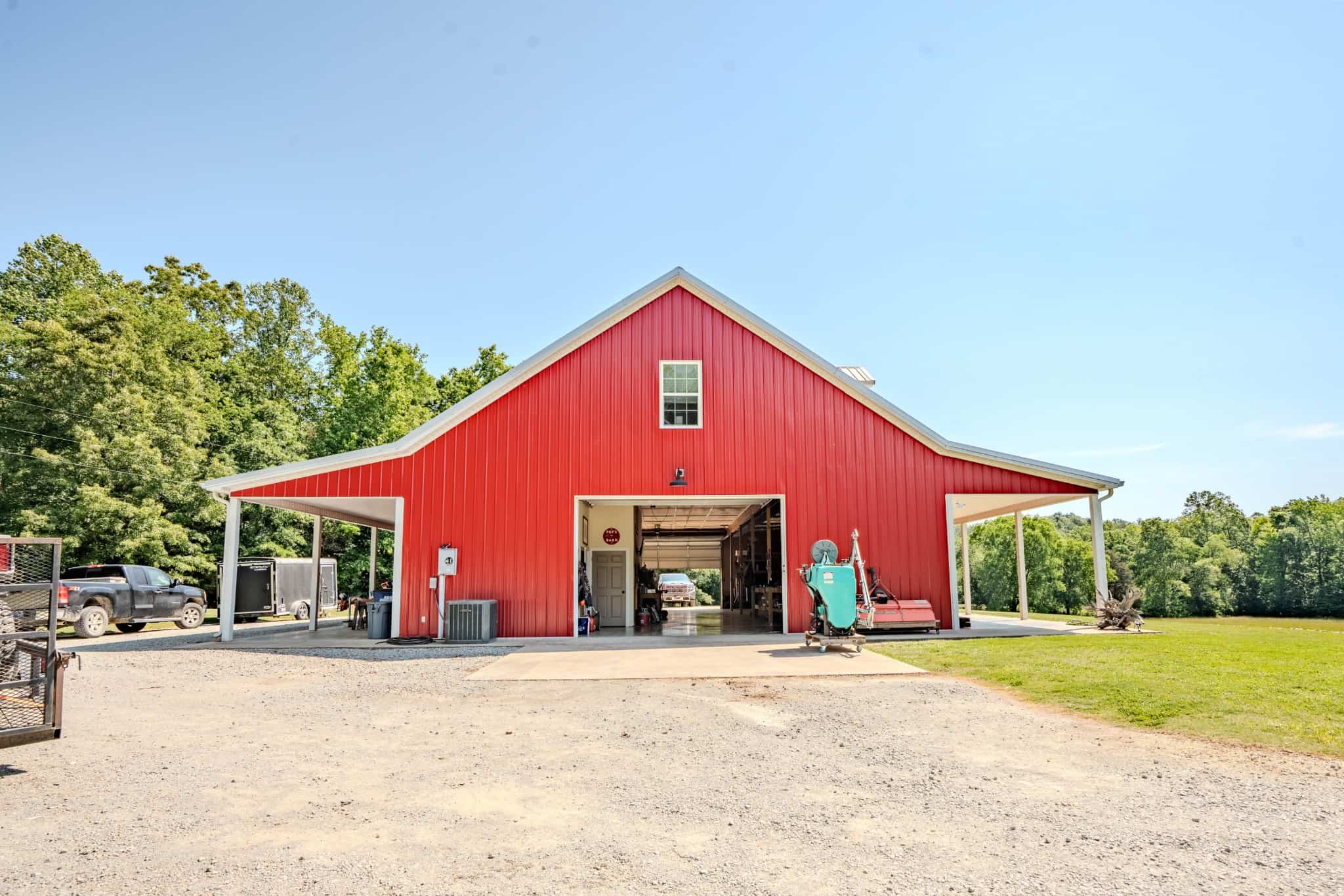 PRIVATE 394 ACRE TENNESSEE ESTATE WITH HOME, SHOP, CREEK, POND,TEARMING WITH WHITETAIL DEER AND TURKEY