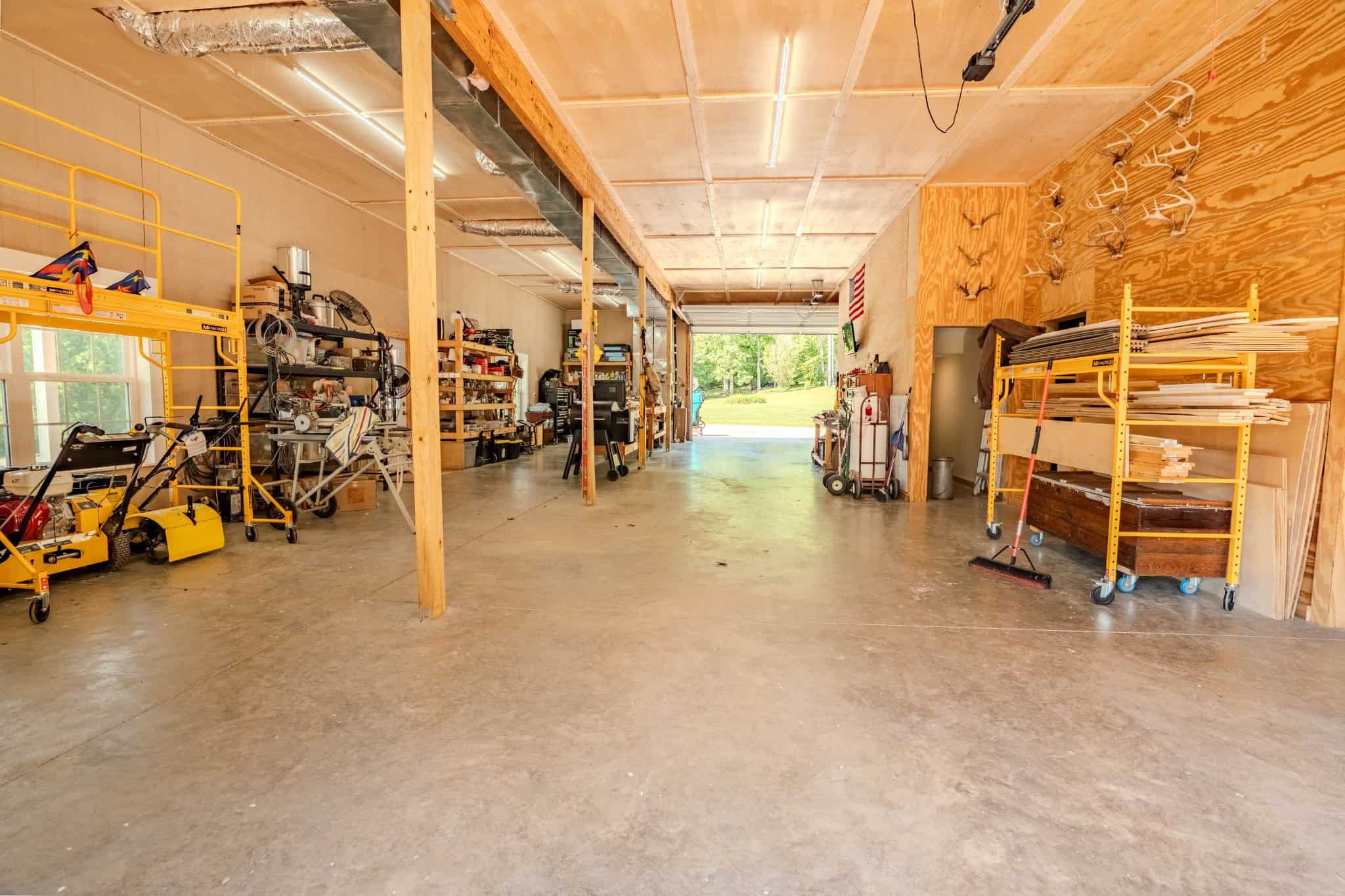 PRIVATE 394 ACRE TENNESSEE ESTATE WITH HOME, SHOP, CREEK, POND,TEARMING WITH WHITETAIL DEER AND TURKEY