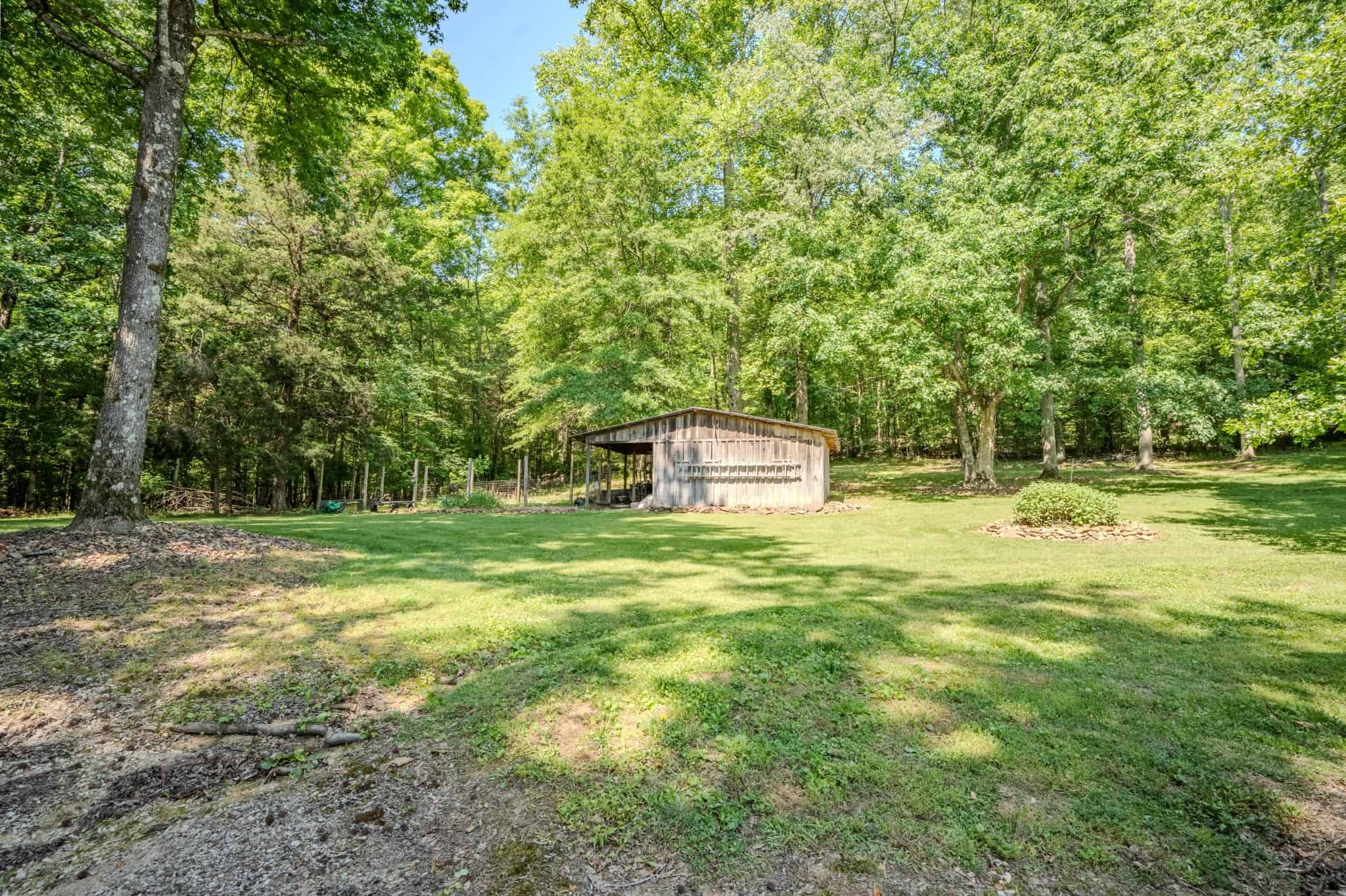 PRIVATE 394 ACRE TENNESSEE ESTATE WITH HOME, SHOP, CREEK, POND,TEARMING WITH WHITETAIL DEER AND TURKEY