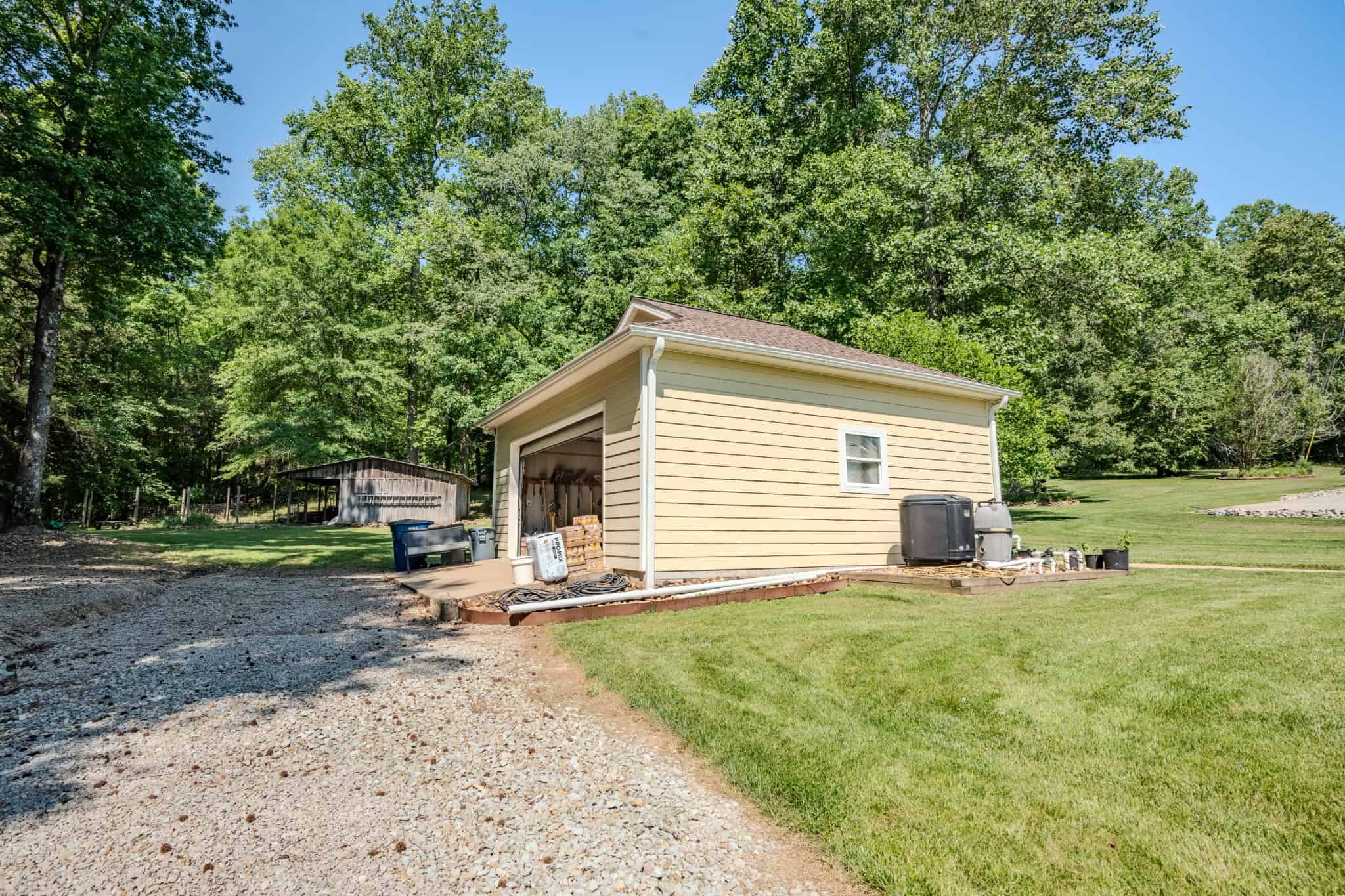 PRIVATE 394 ACRE TENNESSEE ESTATE WITH HOME, SHOP, CREEK, POND,TEARMING WITH WHITETAIL DEER AND TURKEY