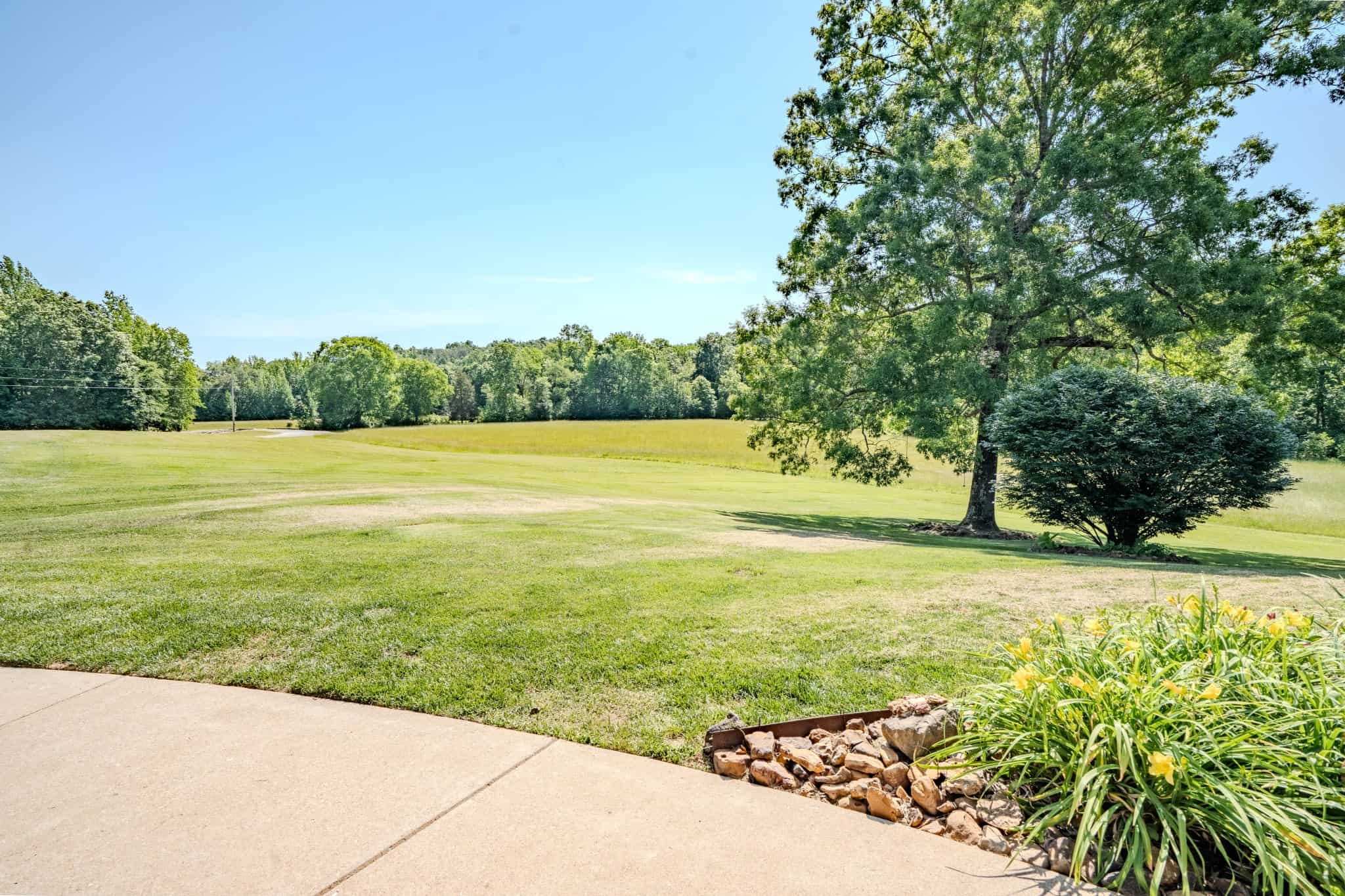 PRIVATE 394 ACRE TENNESSEE ESTATE WITH HOME, SHOP, CREEK, POND,TEARMING WITH WHITETAIL DEER AND TURKEY