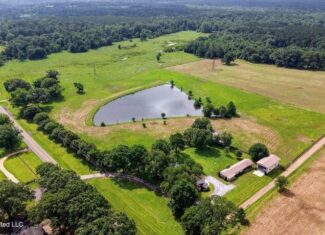 Gillsburg MS Farmhouse Estate on 72 Acres