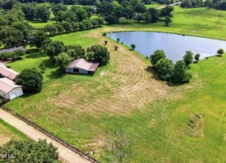 Gillsburg MS Farmhouse Estate on 72 Acres