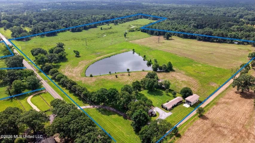 Gillsburg MS Farmhouse Estate on 72 Acres
