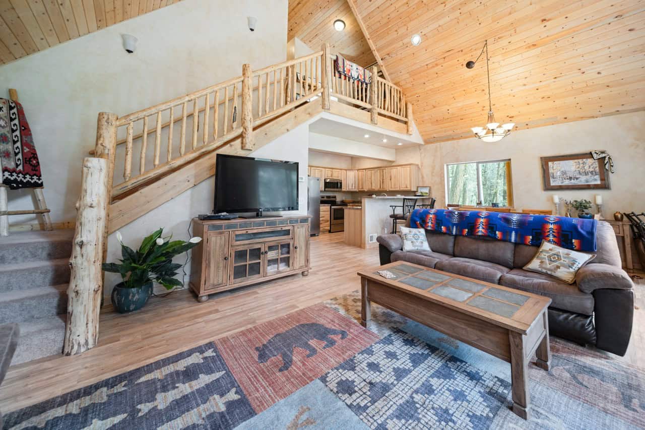 Cabin retreat in Mountains with Hiking, Hunting, and Fishing