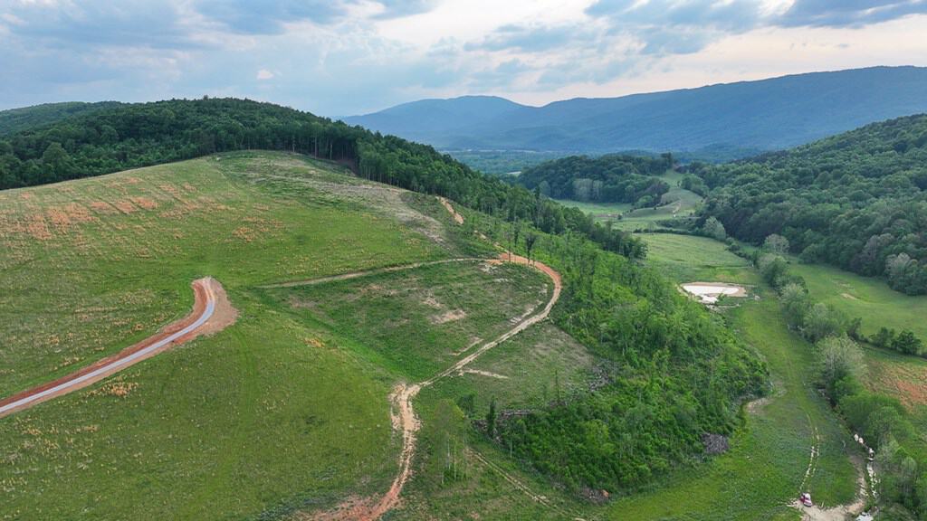 Big Hill: A Hunter’s Paradise with Mountain Views