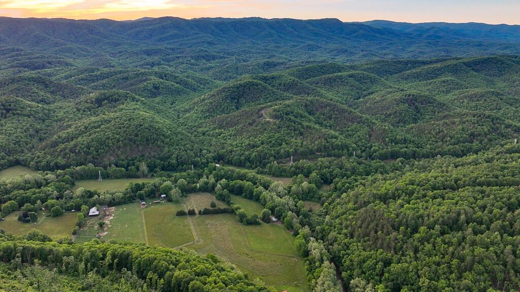 BIG ACREAGE, TRAILS, WILDLIFE!