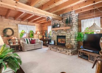 13.9 Wooded Acres, Log Home, SW Wisconsin Driftless Region For Sale