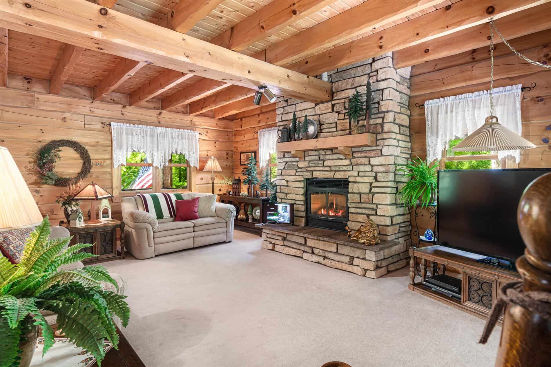 13.9 Wooded Acres, Log Home, SW Wisconsin Driftless Region For Sale