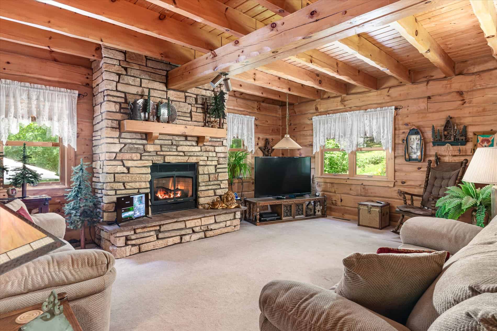 13.9 Wooded Acres, Log Home, SW Wisconsin Driftless Region For Sale