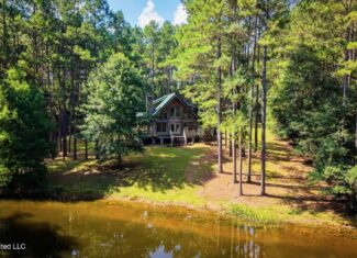 Log Cabin on 25 Acres with Ponds in Southwest MS