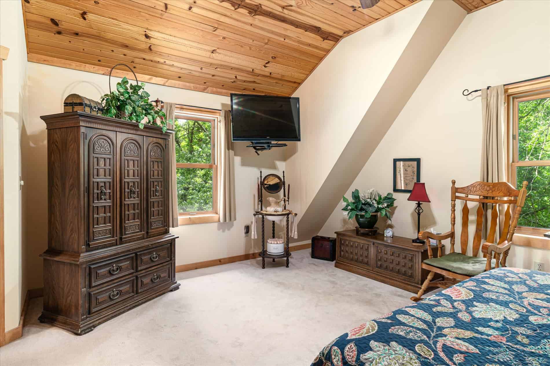 13.9 Wooded Acres, Log Home, SW Wisconsin Driftless Region For Sale
