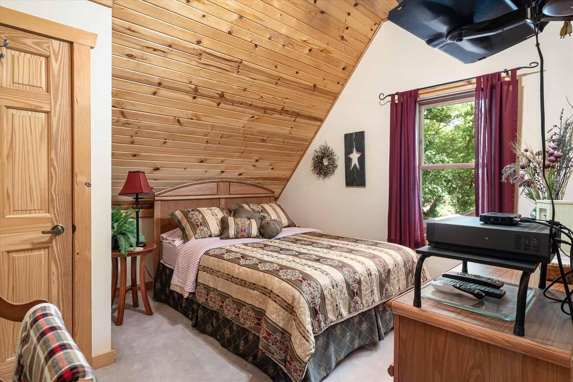 13.9 Wooded Acres, Log Home, SW Wisconsin Driftless Region For Sale