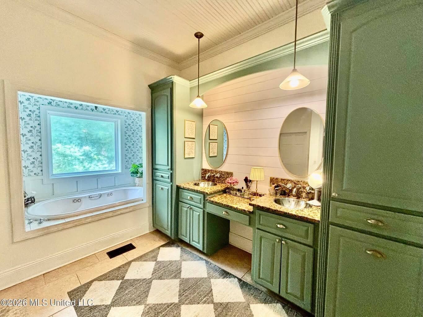 Luxury Country Estate on 70 Acres in Lawrence County