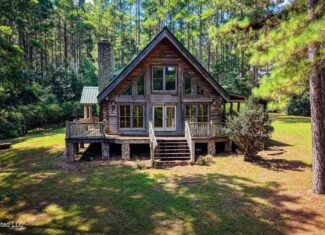 Log Cabin on 25 Acres with Ponds in Southwest MS