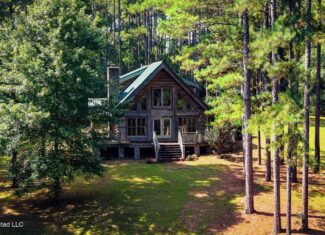 Log Cabin on 25 Acres with Ponds in Southwest MS