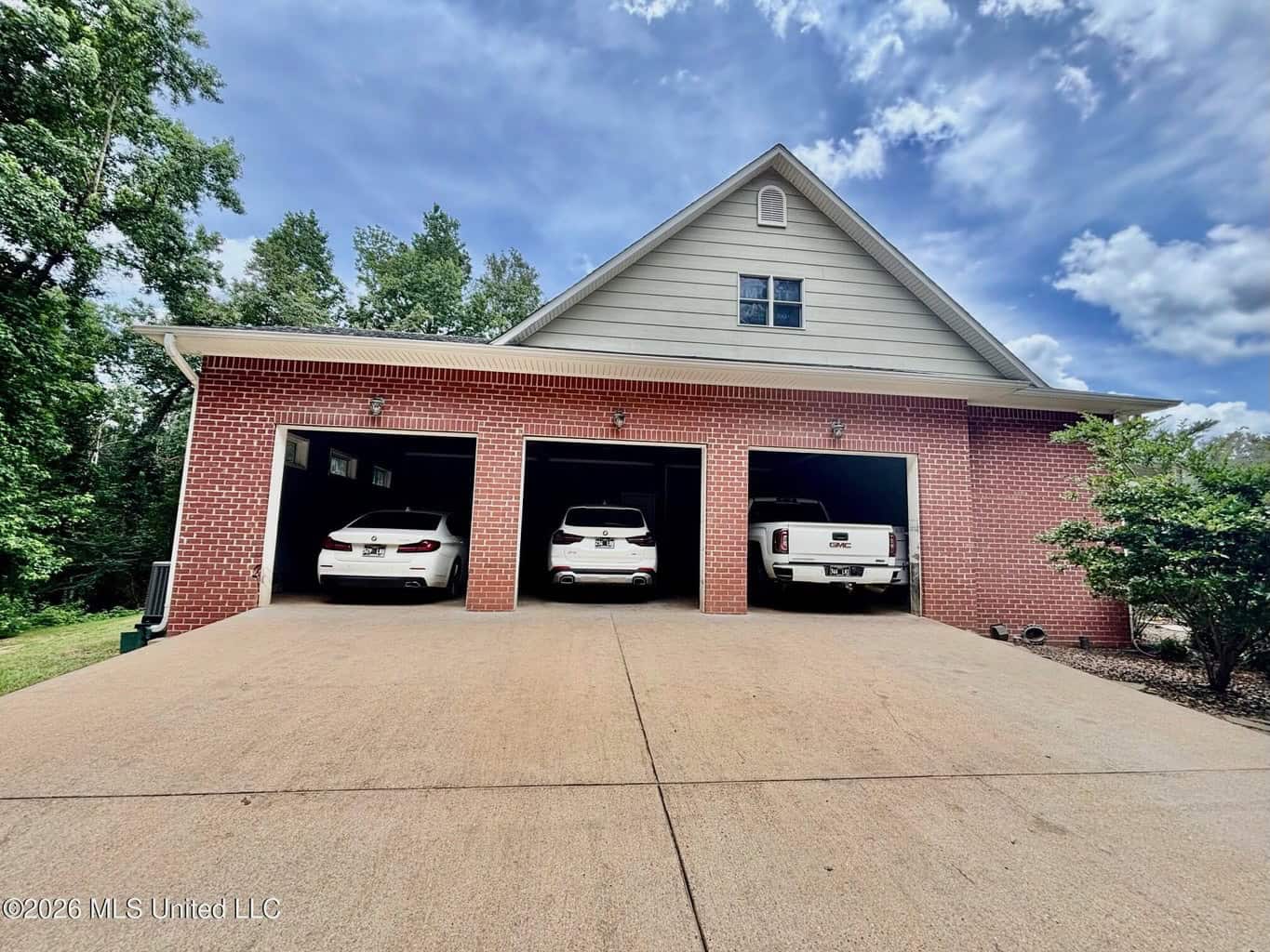 Luxury Country Estate on 70 Acres in Lawrence County