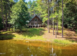 Log Cabin on 25 Acres with Ponds in Southwest MS