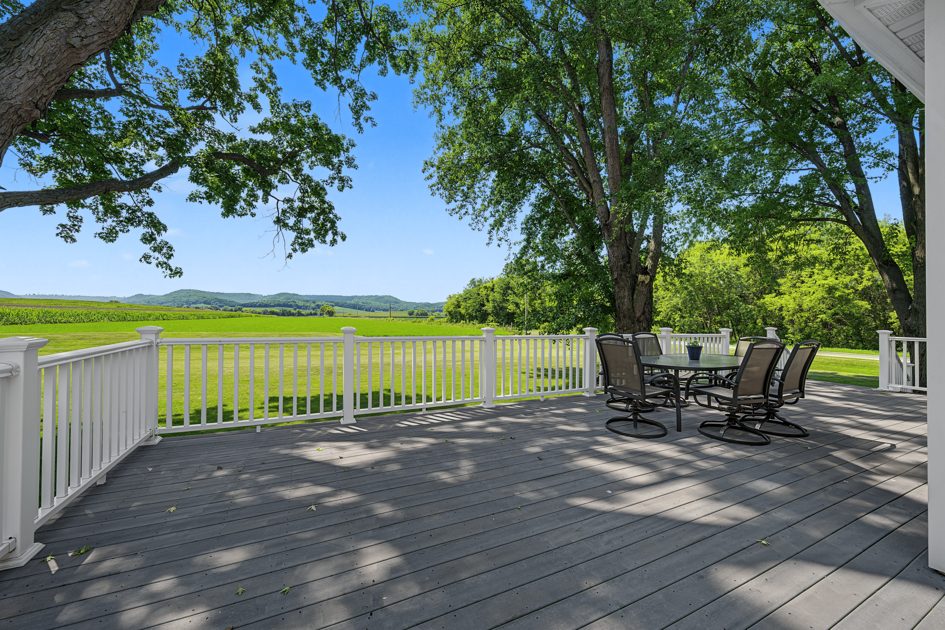 76-ACRE DRIFTLESS AREA FARM & COUNTRY ESTATE LA CROSSE COUNTY, WISCONSIN