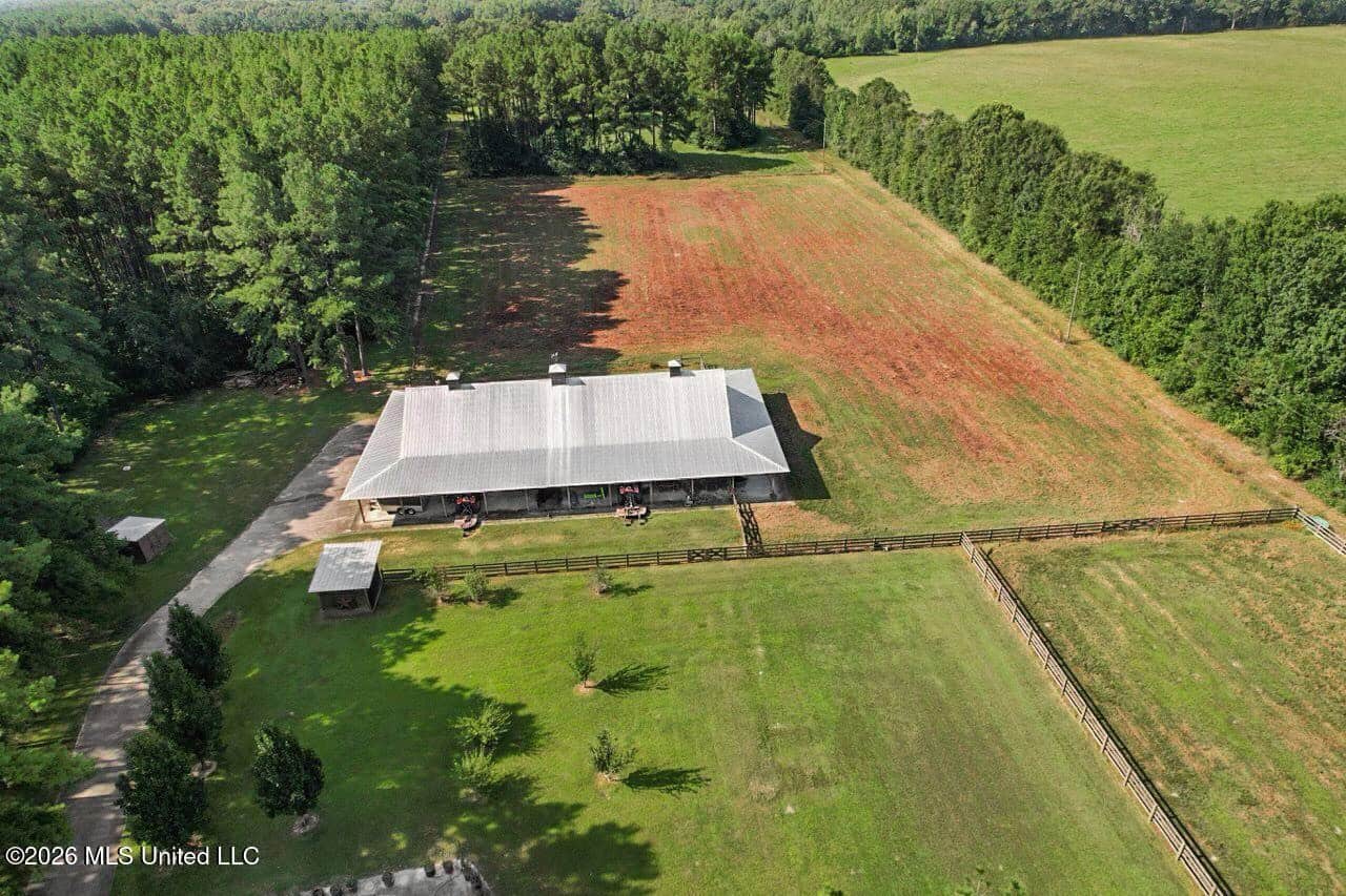 85± Acre Luxury Estate in Poplarville, MS