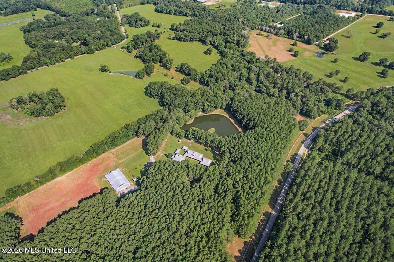 85± Acre Luxury Estate in Poplarville, MS