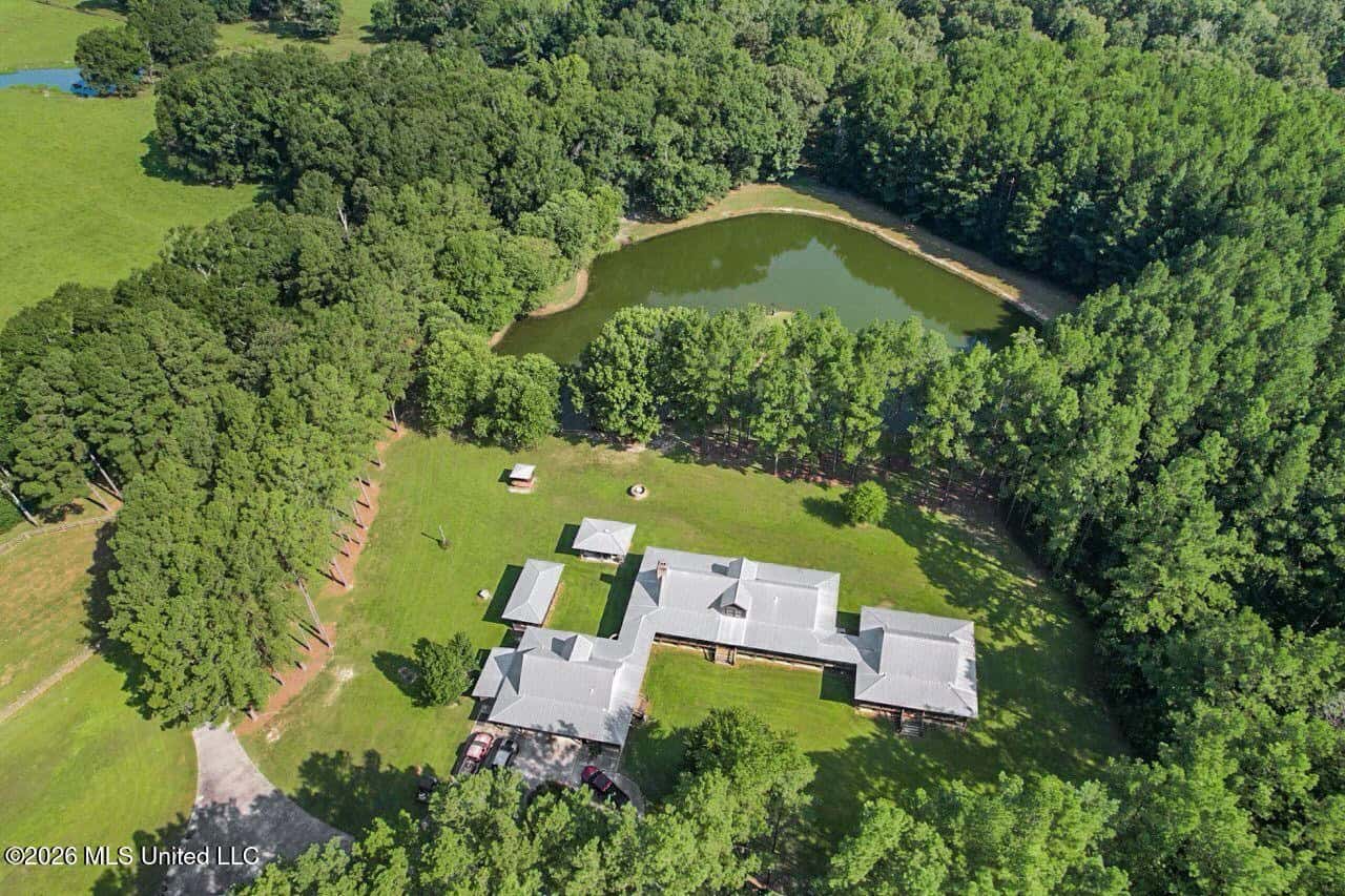 85± Acre Luxury Estate in Poplarville, MS