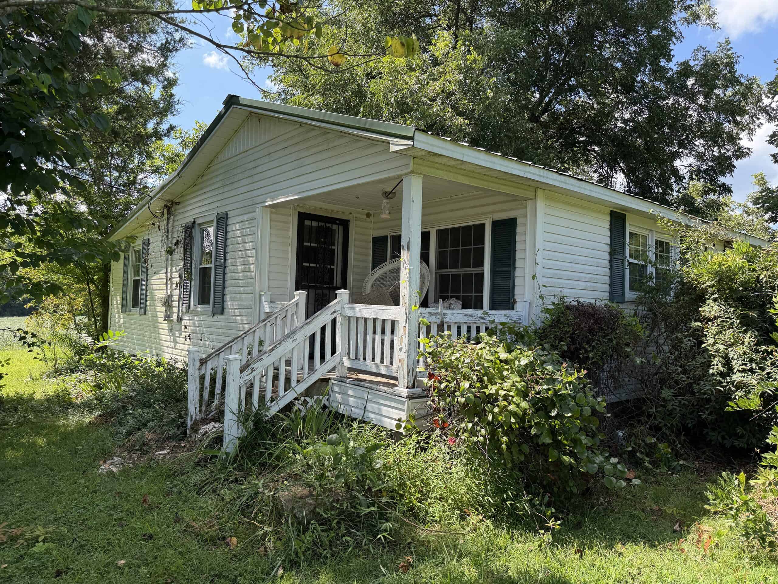 ESTATE FOR SALE IN TN, 56 AC, DEER & TURKEY HUNTING, CREEK, FIELDS, BARN
