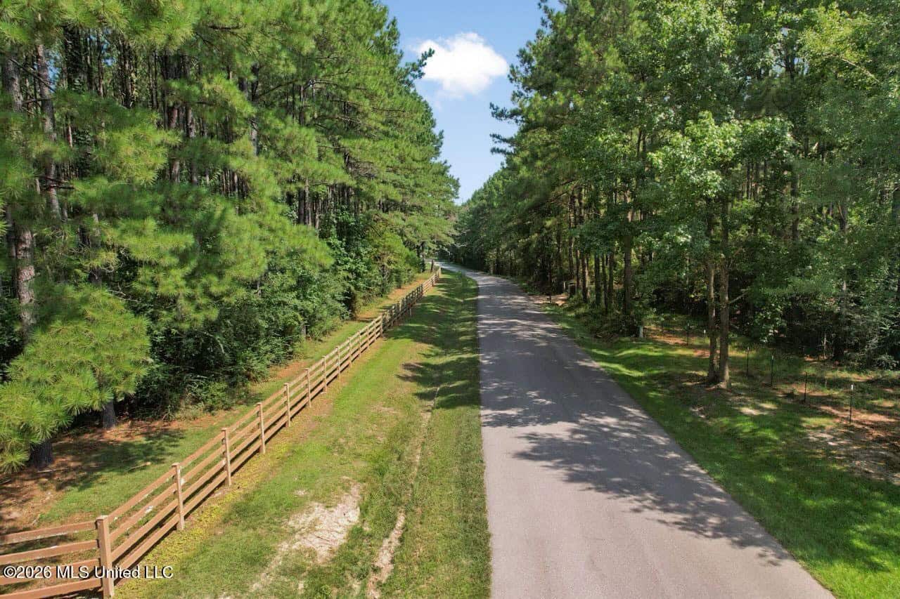 85± Acre Luxury Estate in Poplarville, MS