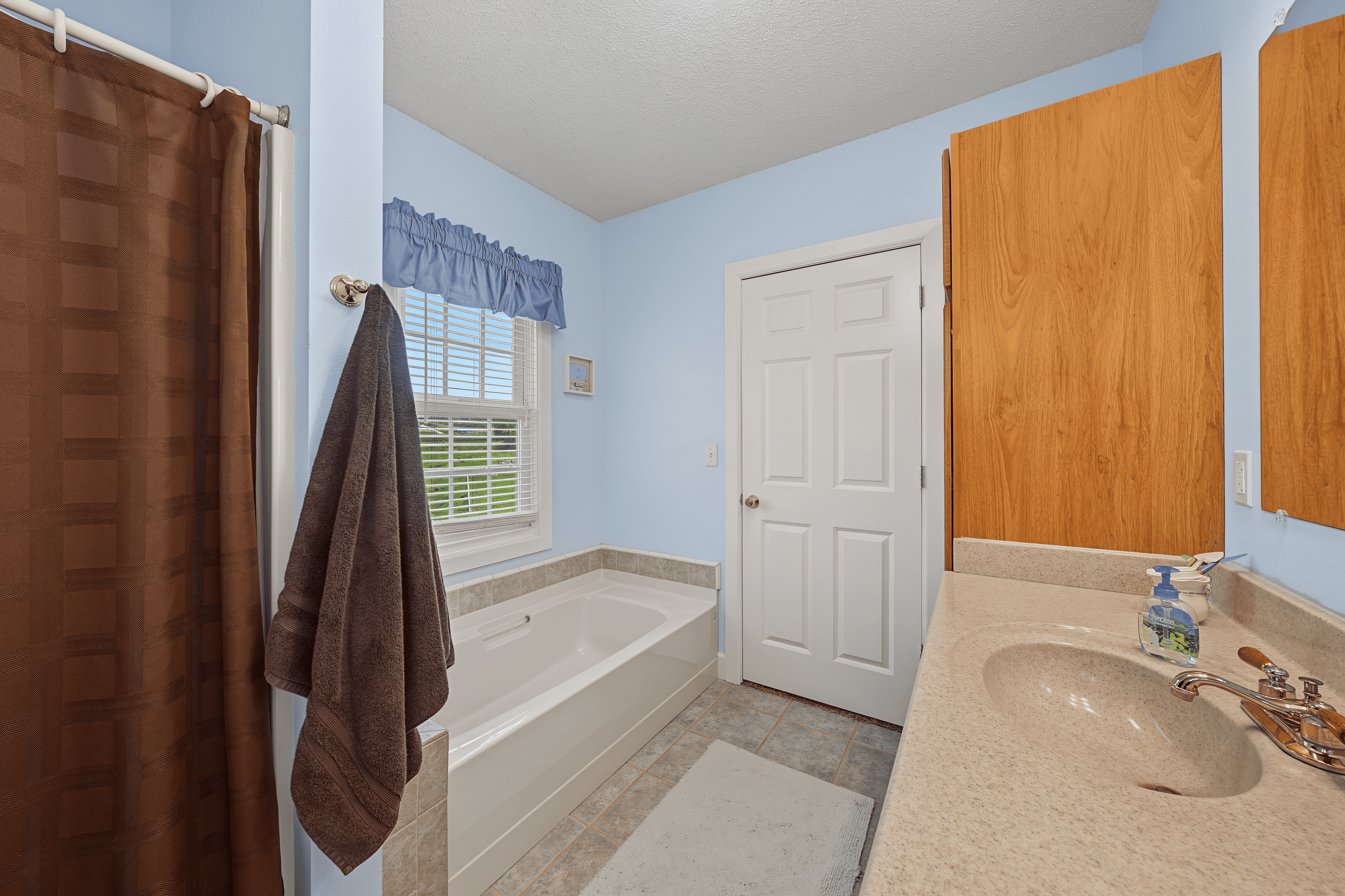 76-ACRE DRIFTLESS AREA FARM & COUNTRY ESTATE LA CROSSE COUNTY, WISCONSIN