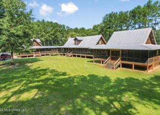 85± Acre Luxury Estate in Poplarville, MS