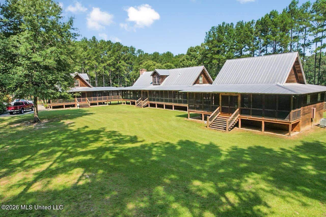 85± Acre Luxury Estate in Poplarville, MS