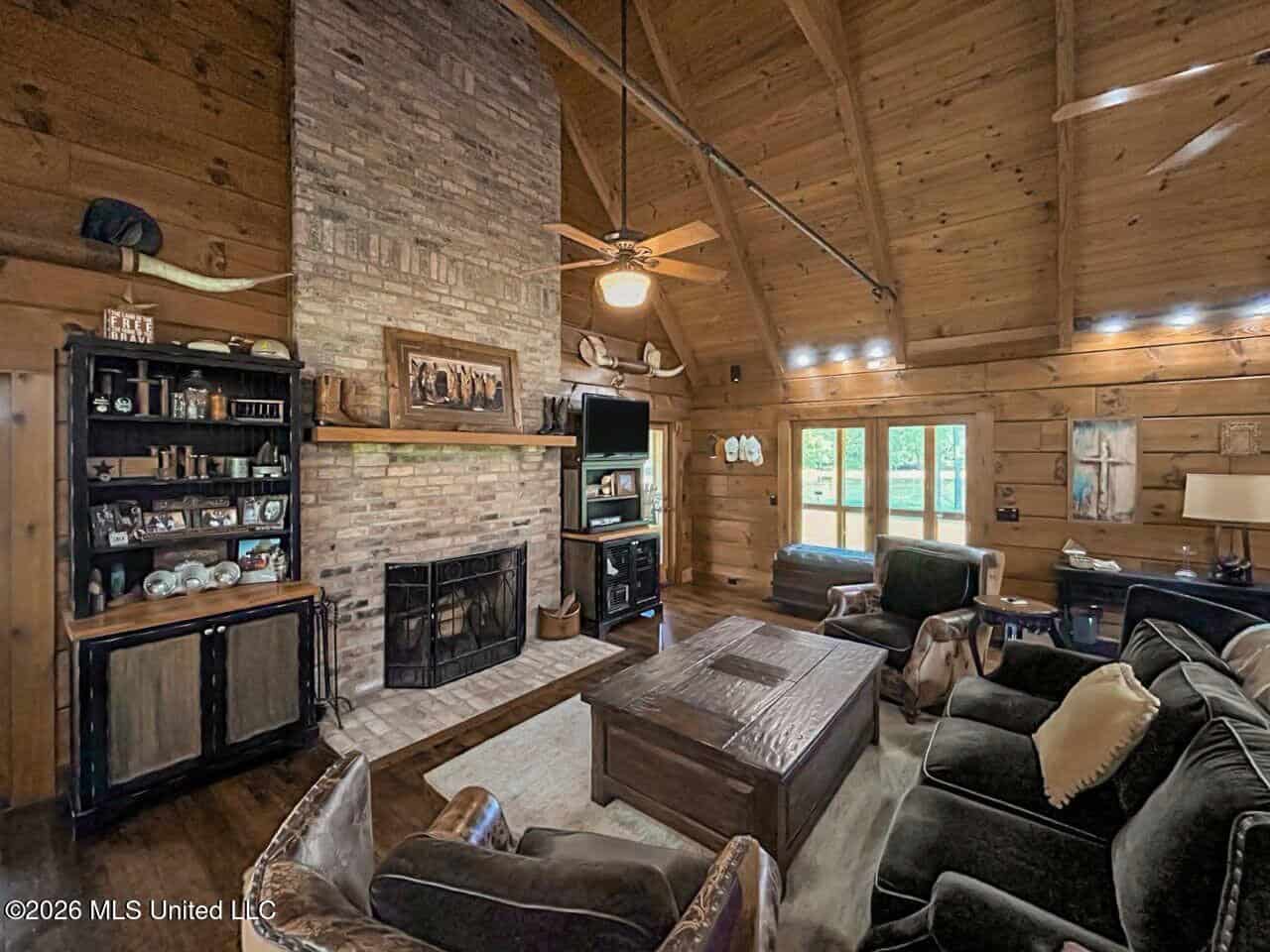85± Acre Luxury Estate in Poplarville, MS