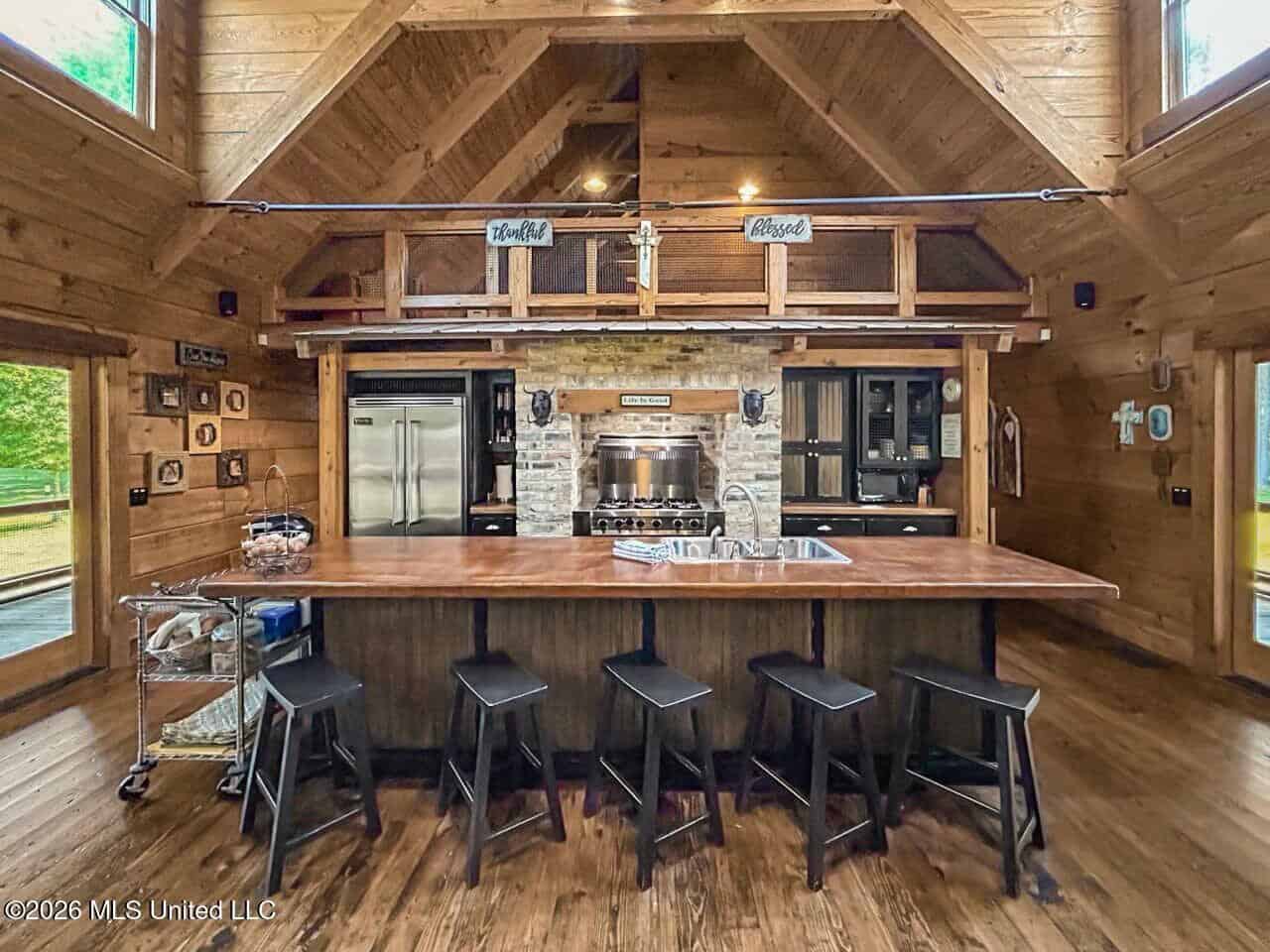 85± Acre Luxury Estate in Poplarville, MS