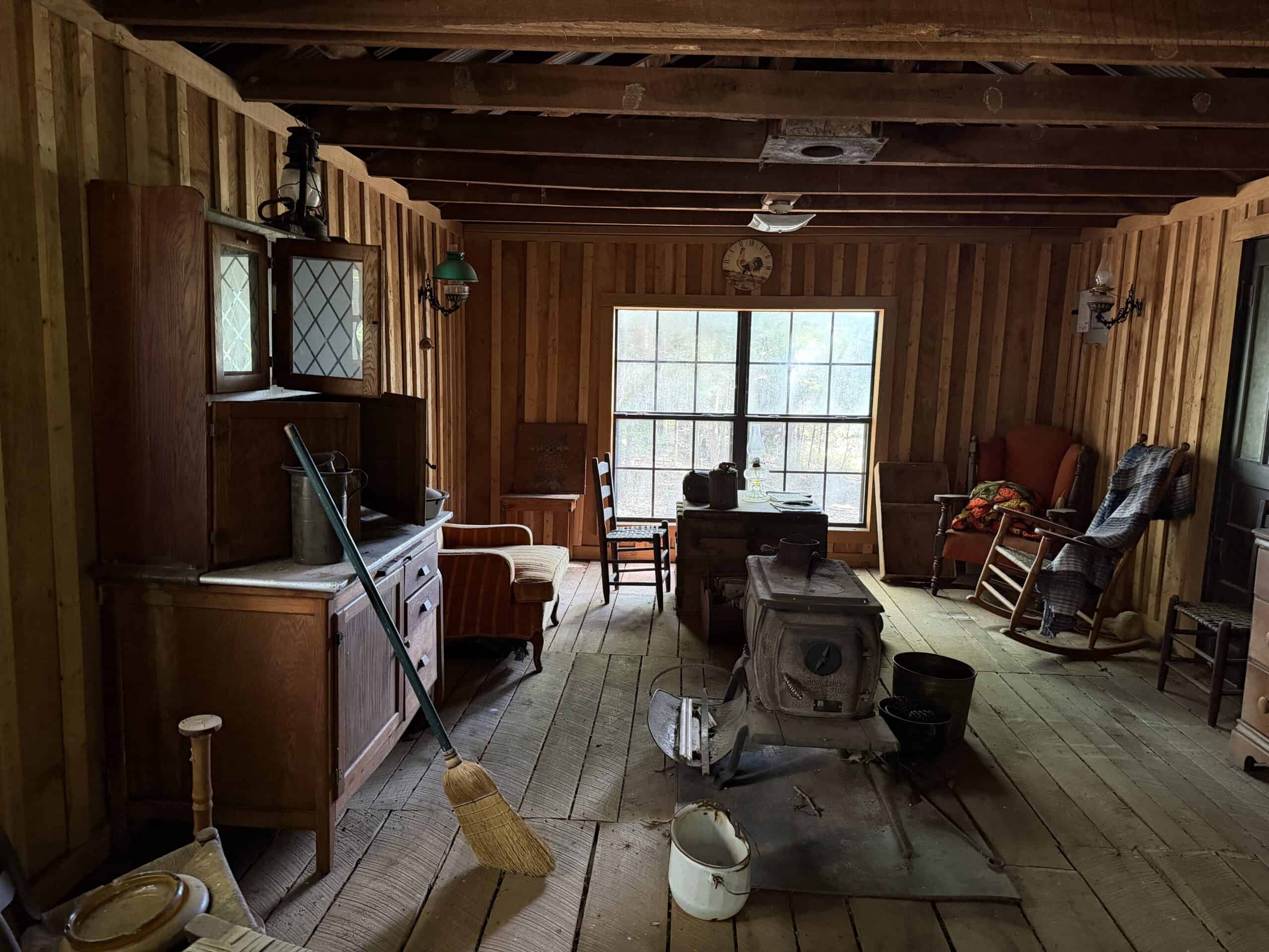 ESTATE FOR SALE IN TN, 56 AC, DEER & TURKEY HUNTING, CREEK, FIELDS, BARN