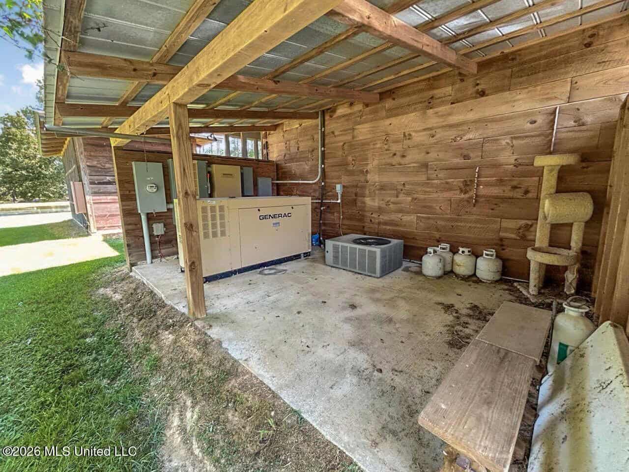 85± Acre Luxury Estate in Poplarville, MS