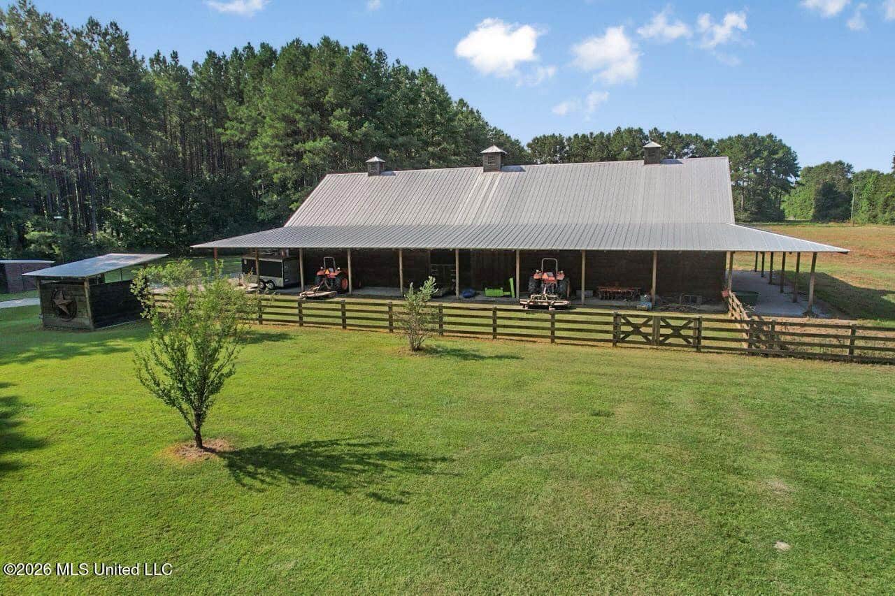 85± Acre Luxury Estate in Poplarville, MS