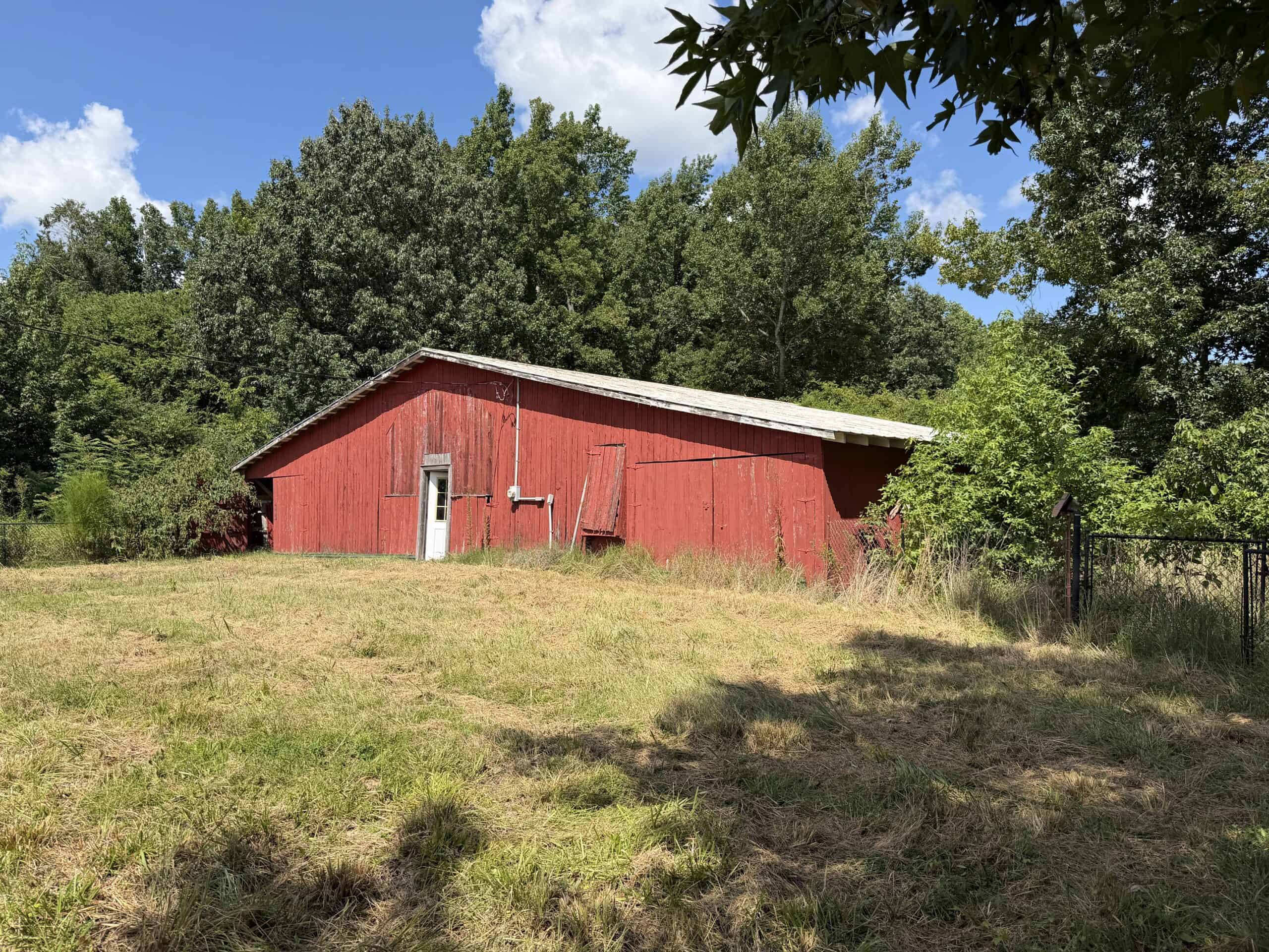 ESTATE FOR SALE IN TN, 56 AC, DEER & TURKEY HUNTING, CREEK, FIELDS, BARN