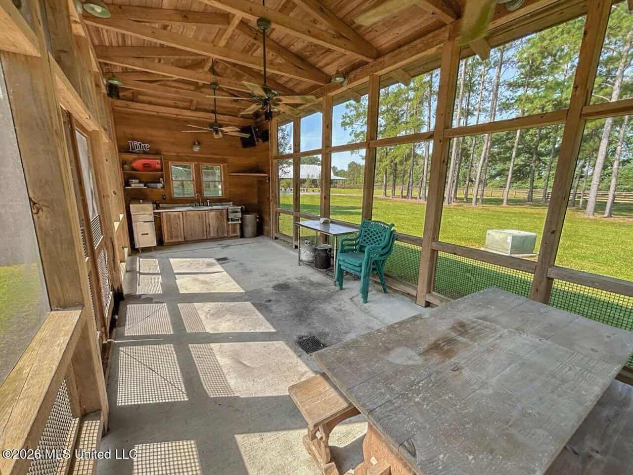85± Acre Luxury Estate in Poplarville, MS