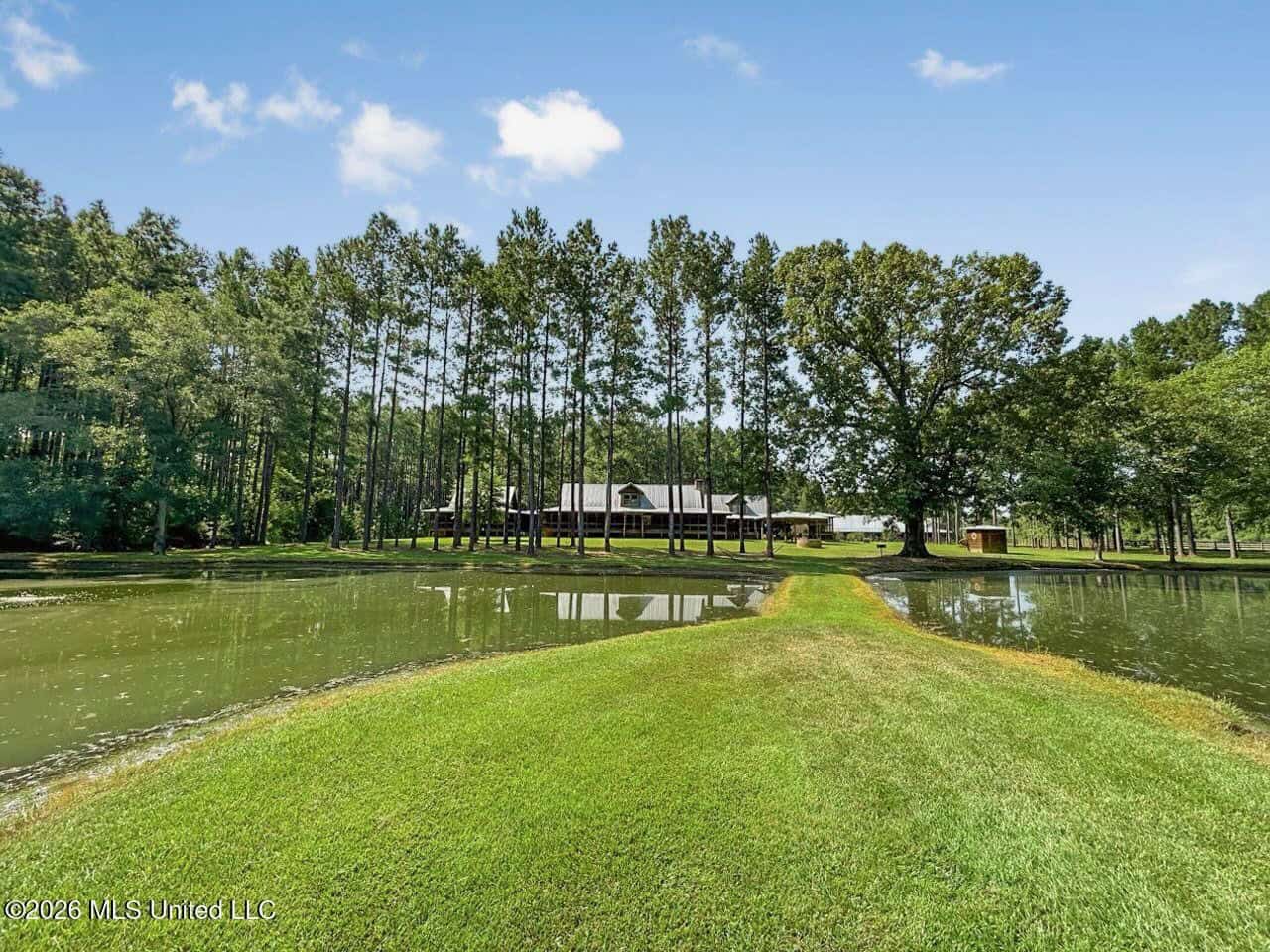 85± Acre Luxury Estate in Poplarville, MS